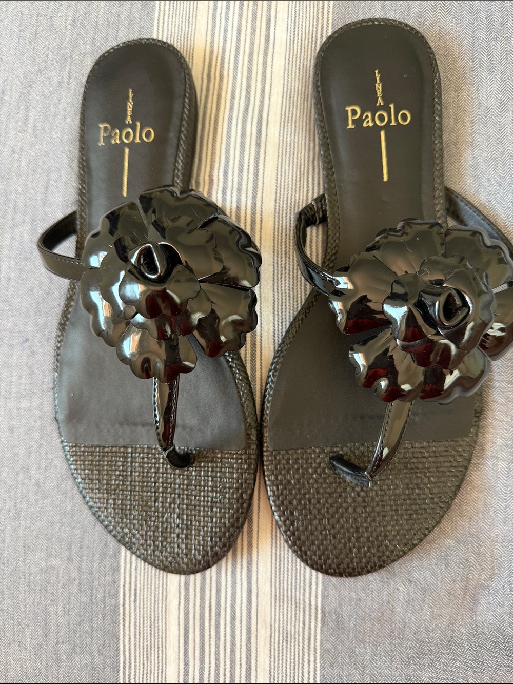 Paolo Laurel Patent Black Floral Thong Sandals - New without box Sz 6.5 - Picture 3 of 3